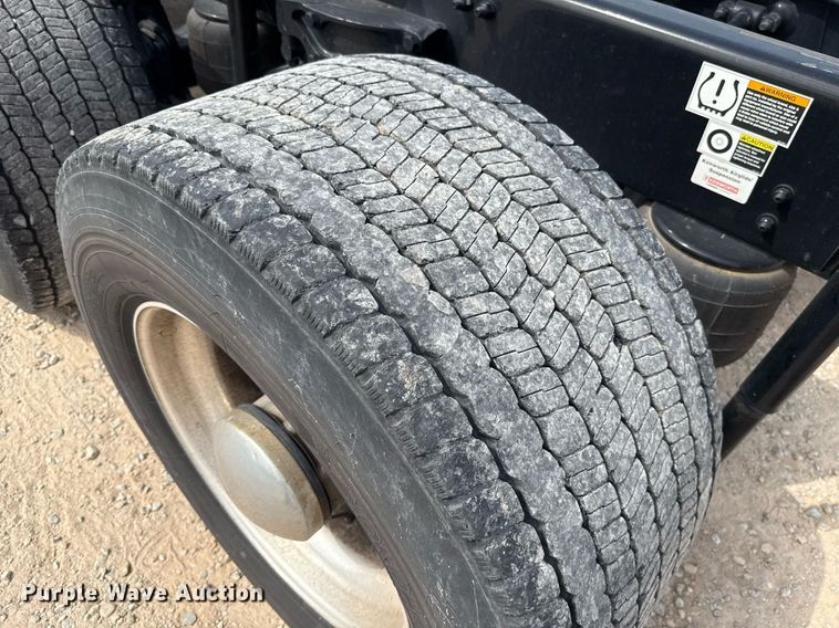 image for item EJ4597 2022 Kenworth T680 semi truck