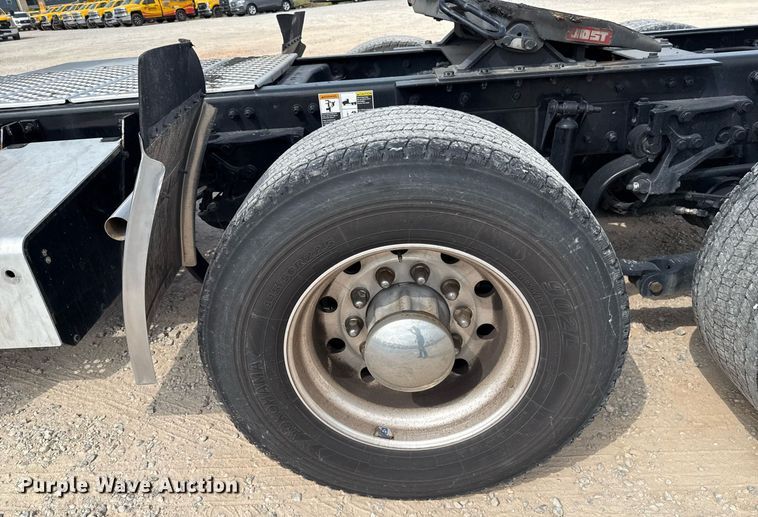 image for item EJ4597 2022 Kenworth T680 semi truck