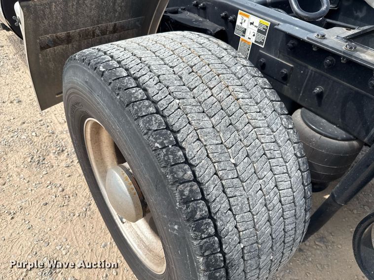 image for item EJ4597 2022 Kenworth T680 semi truck