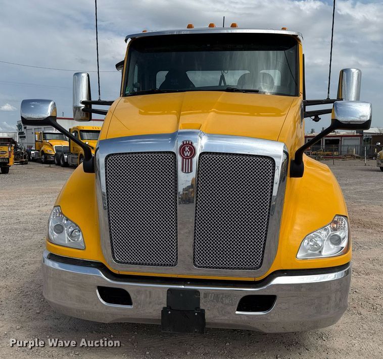 image for item EJ4598 2022 Kenworth T680 semi truck