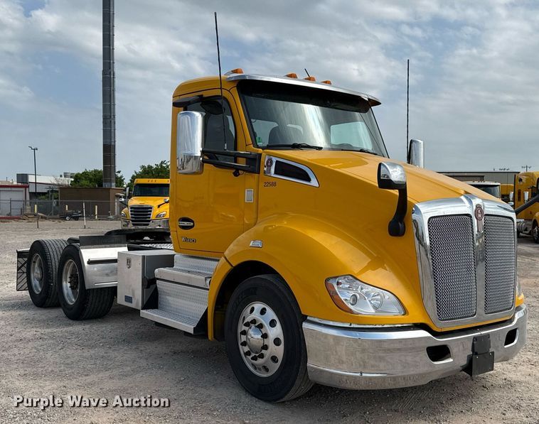 image for item EJ4598 2022 Kenworth T680 semi truck
