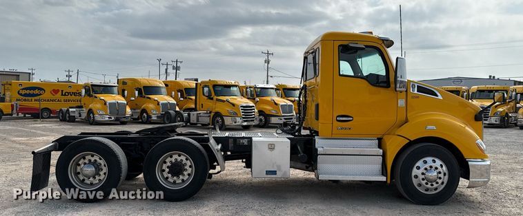 image for item EJ4598 2022 Kenworth T680 semi truck