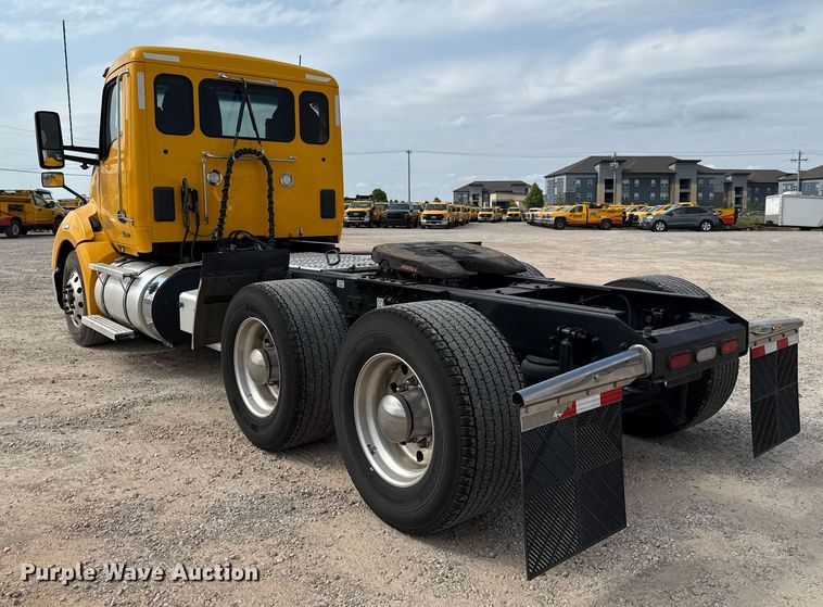 image for item EJ4598 2022 Kenworth T680 semi truck