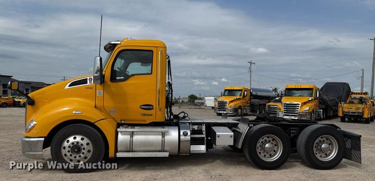 image for item EJ4598 2022 Kenworth T680 semi truck