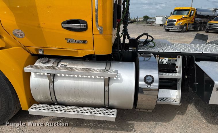 image for item EJ4598 2022 Kenworth T680 semi truck