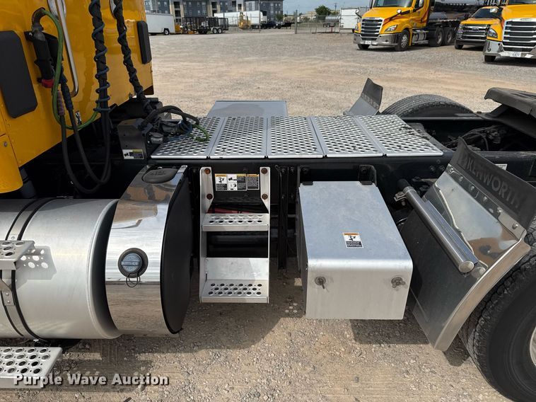 image for item EJ4598 2022 Kenworth T680 semi truck