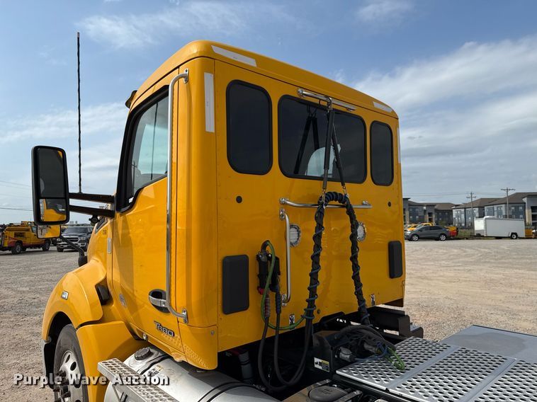 image for item EJ4598 2022 Kenworth T680 semi truck