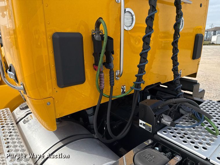 image for item EJ4598 2022 Kenworth T680 semi truck