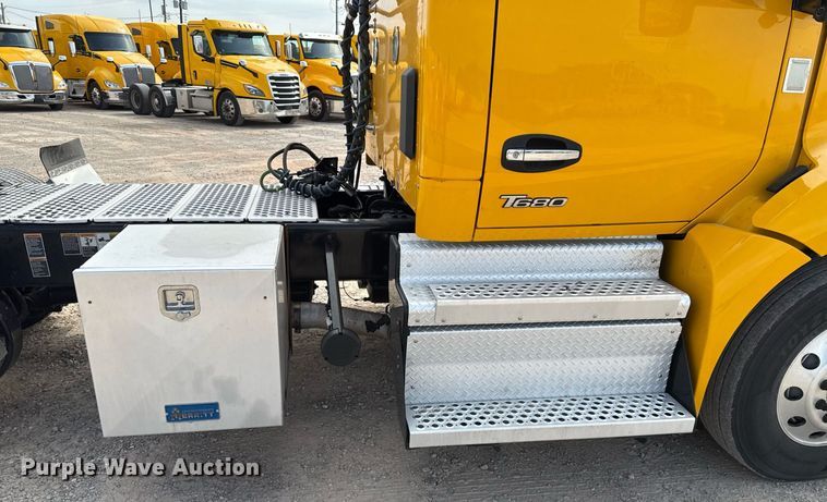 image for item EJ4598 2022 Kenworth T680 semi truck