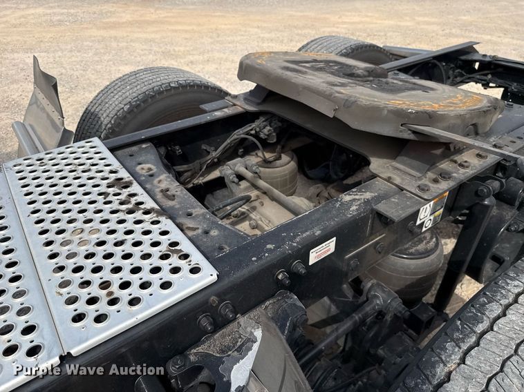 image for item EJ4598 2022 Kenworth T680 semi truck