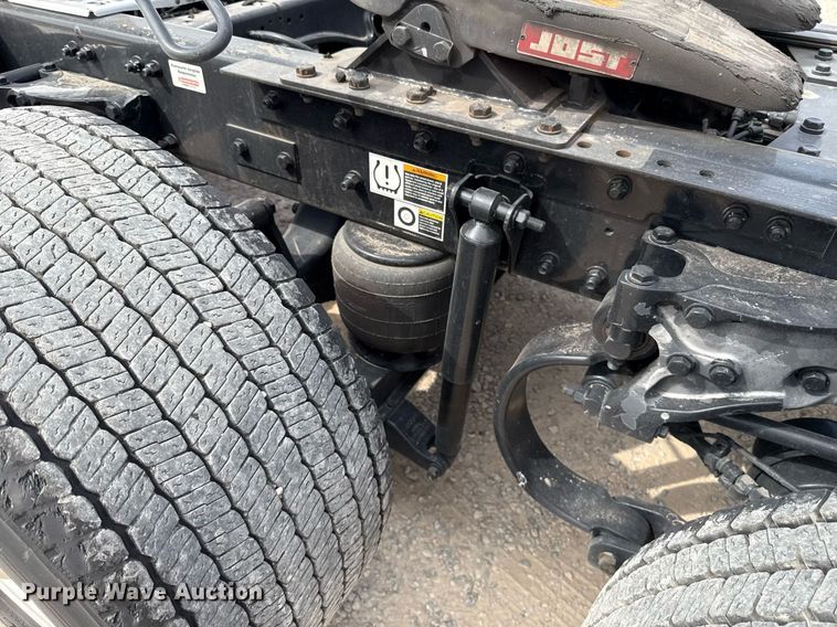 image for item EJ4598 2022 Kenworth T680 semi truck