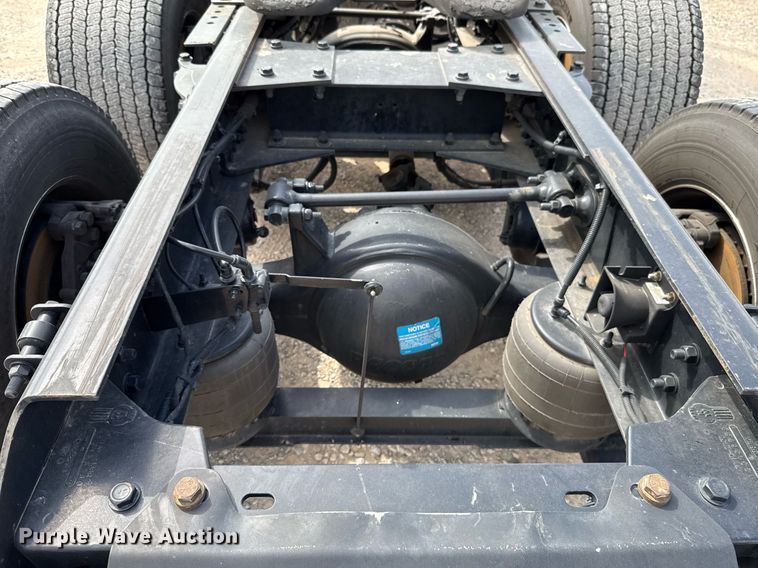 image for item EJ4598 2022 Kenworth T680 semi truck