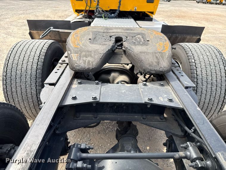 image for item EJ4598 2022 Kenworth T680 semi truck