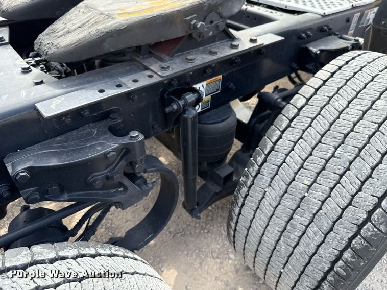 image for item EJ4598 2022 Kenworth T680 semi truck