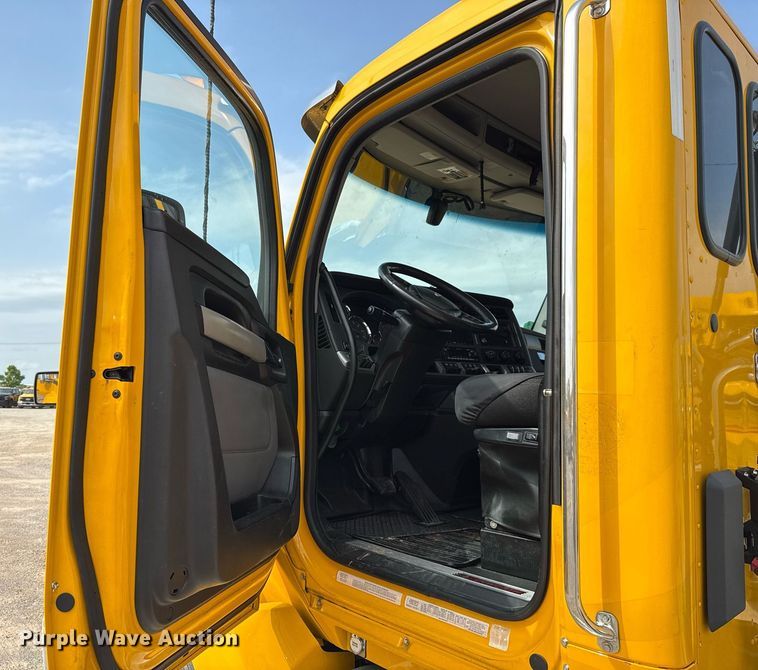 image for item EJ4598 2022 Kenworth T680 semi truck