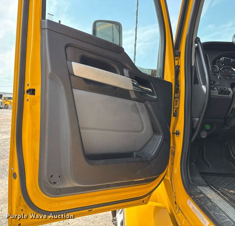 image for item EJ4598 2022 Kenworth T680 semi truck