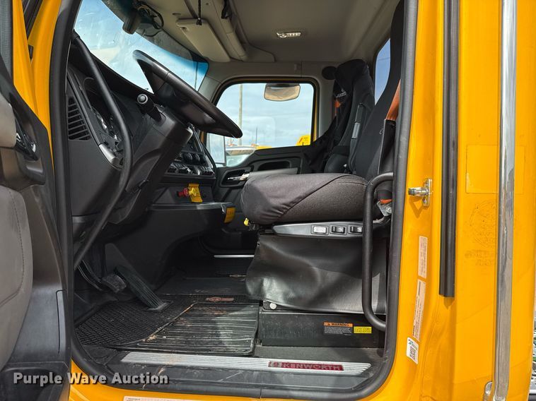 image for item EJ4598 2022 Kenworth T680 semi truck