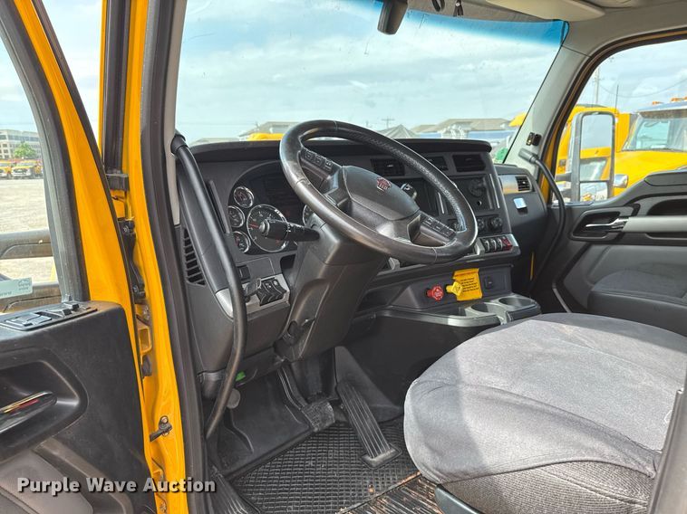 image for item EJ4598 2022 Kenworth T680 semi truck