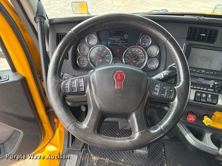 image for item EJ4598 2022 Kenworth T680 semi truck