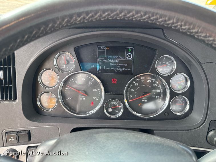 image for item EJ4598 2022 Kenworth T680 semi truck