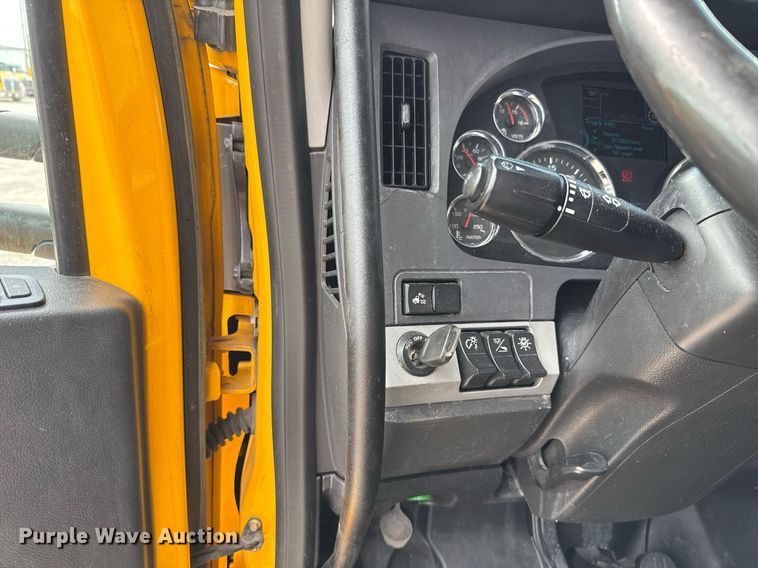 image for item EJ4598 2022 Kenworth T680 semi truck