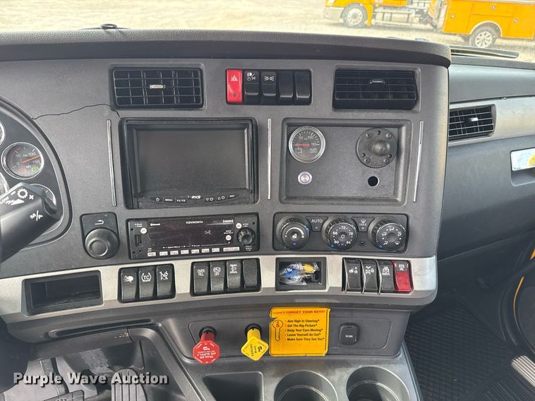 image for item EJ4598 2022 Kenworth T680 semi truck