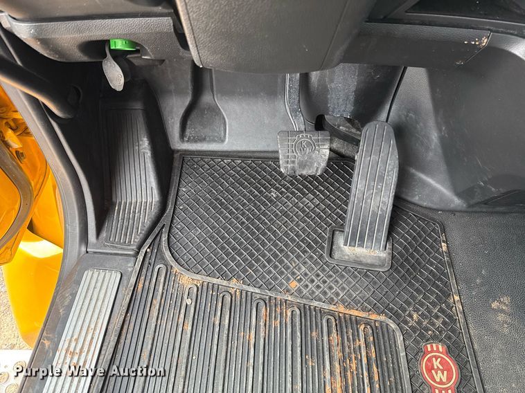 image for item EJ4598 2022 Kenworth T680 semi truck