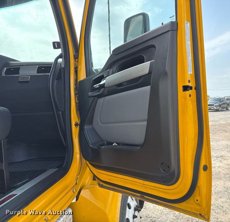 image for item EJ4598 2022 Kenworth T680 semi truck