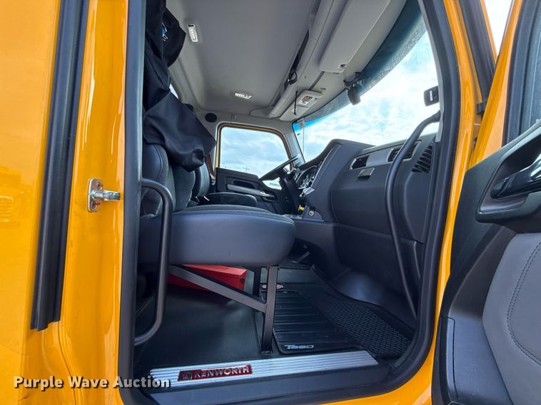 image for item EJ4598 2022 Kenworth T680 semi truck