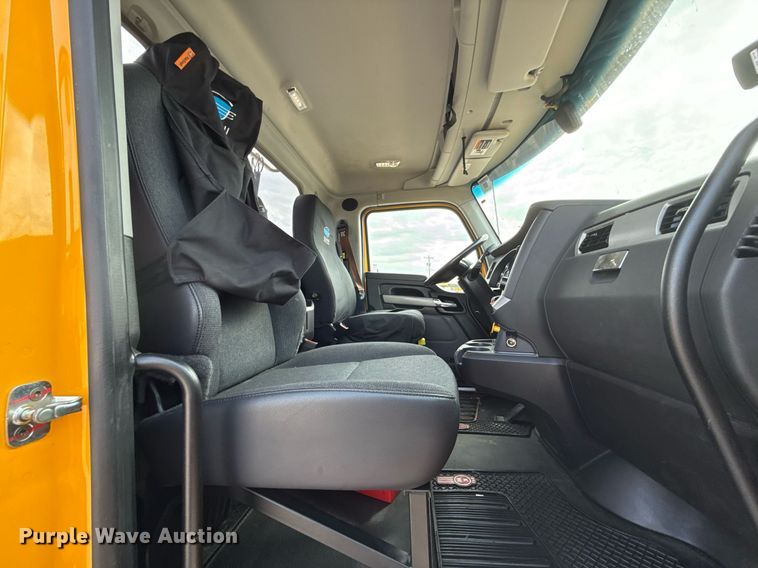 image for item EJ4598 2022 Kenworth T680 semi truck