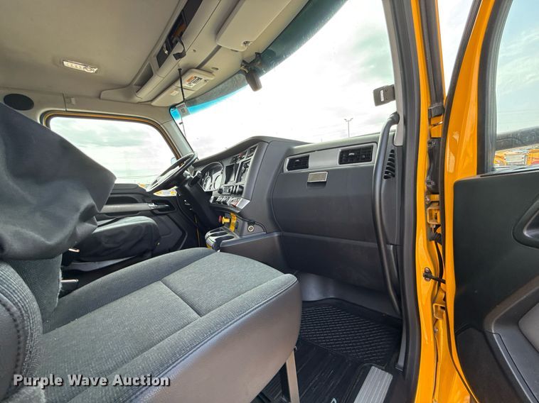 image for item EJ4598 2022 Kenworth T680 semi truck