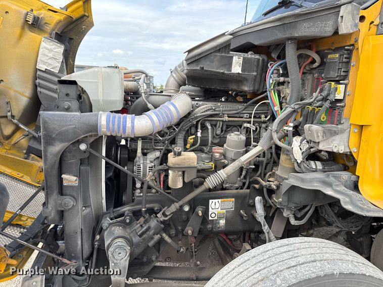 image for item EJ4598 2022 Kenworth T680 semi truck