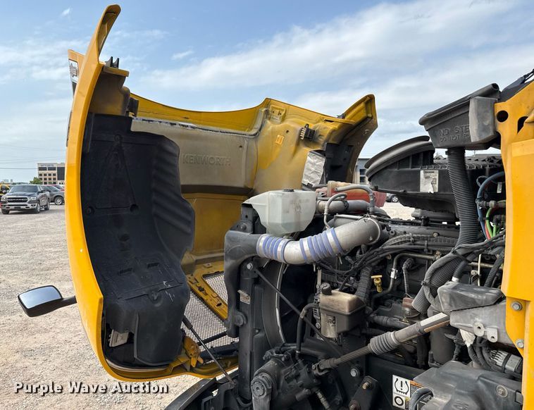 image for item EJ4598 2022 Kenworth T680 semi truck