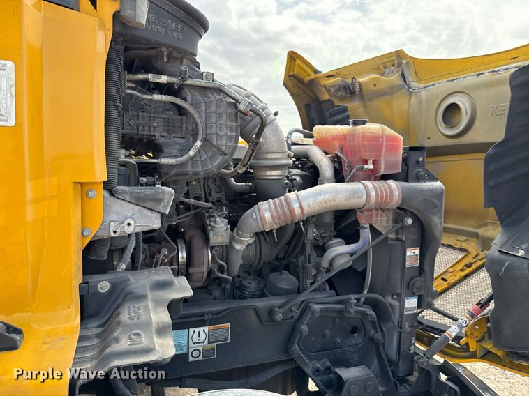 image for item EJ4598 2022 Kenworth T680 semi truck