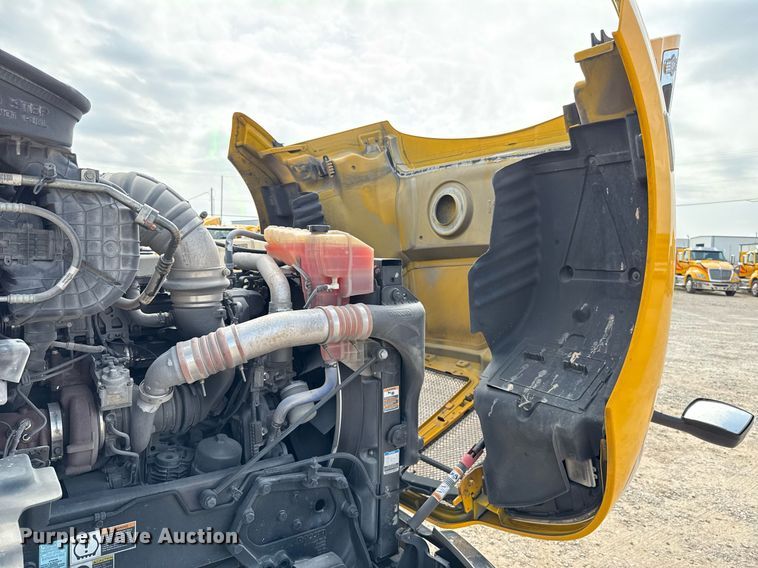 image for item EJ4598 2022 Kenworth T680 semi truck