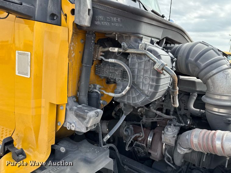 image for item EJ4598 2022 Kenworth T680 semi truck