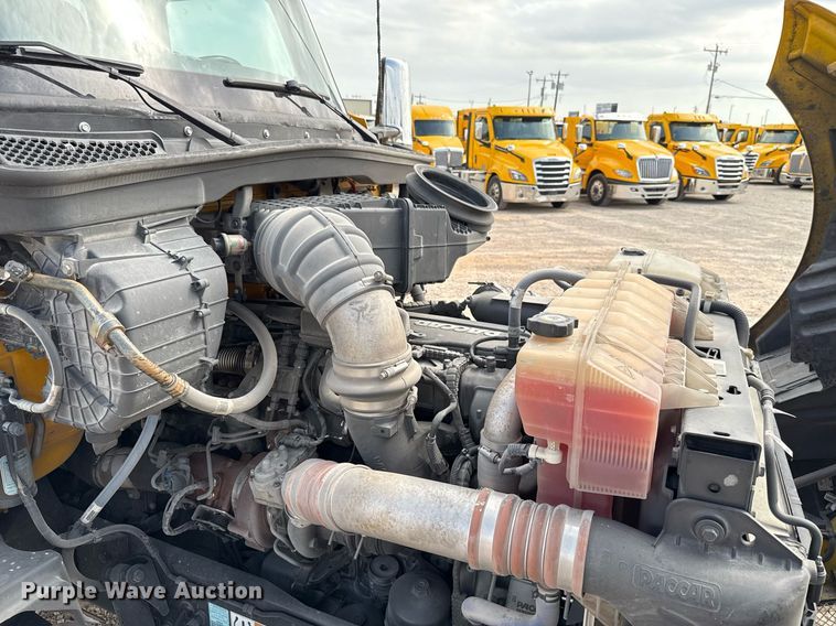 image for item EJ4598 2022 Kenworth T680 semi truck