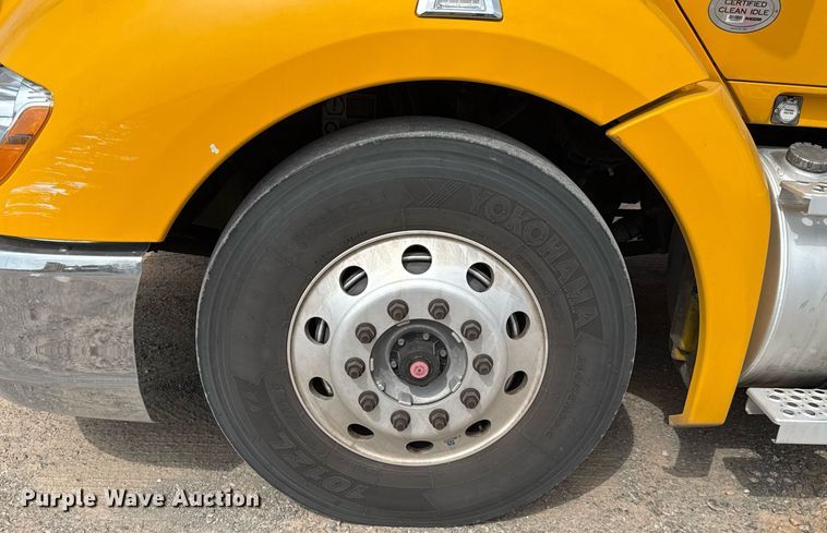 image for item EJ4598 2022 Kenworth T680 semi truck