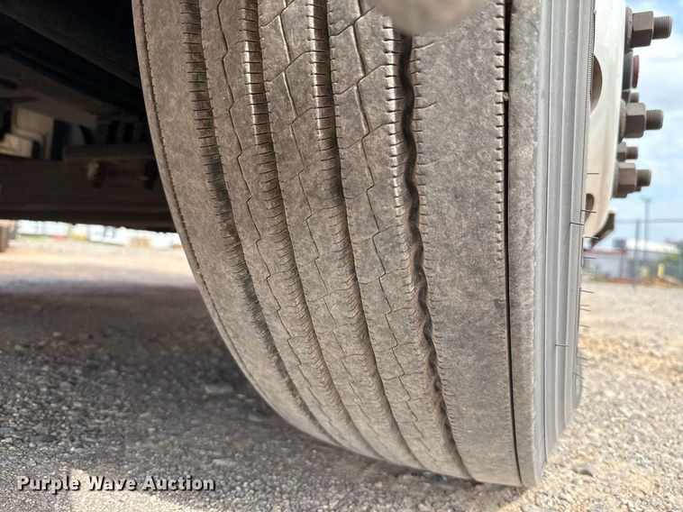 image for item EJ4598 2022 Kenworth T680 semi truck