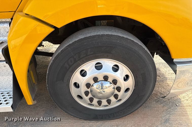 image for item EJ4598 2022 Kenworth T680 semi truck