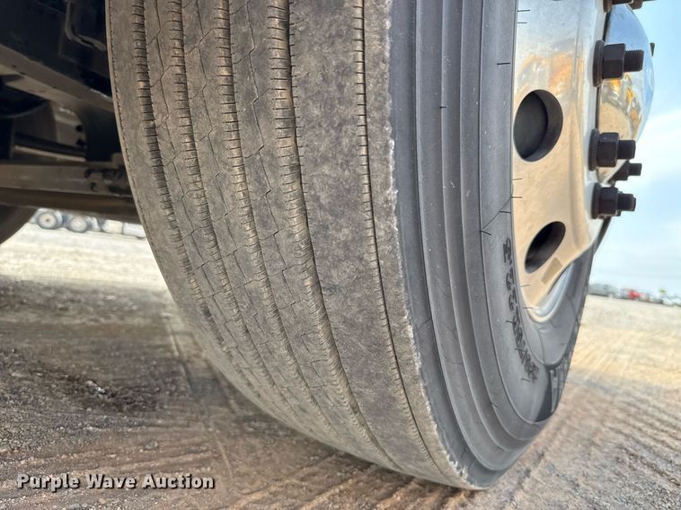 image for item EJ4598 2022 Kenworth T680 semi truck