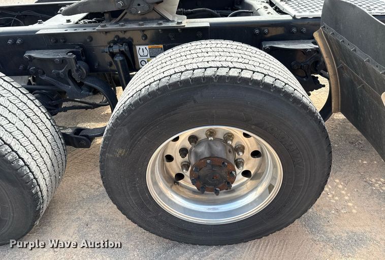 image for item EJ4598 2022 Kenworth T680 semi truck