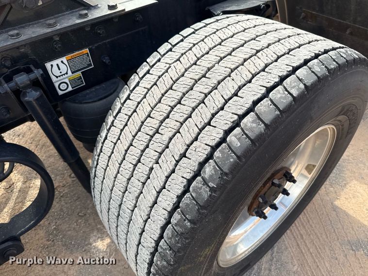 image for item EJ4598 2022 Kenworth T680 semi truck