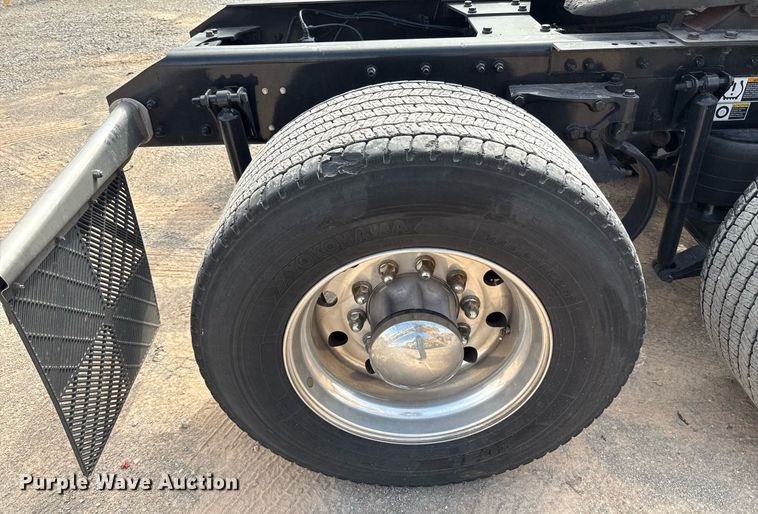 image for item EJ4598 2022 Kenworth T680 semi truck