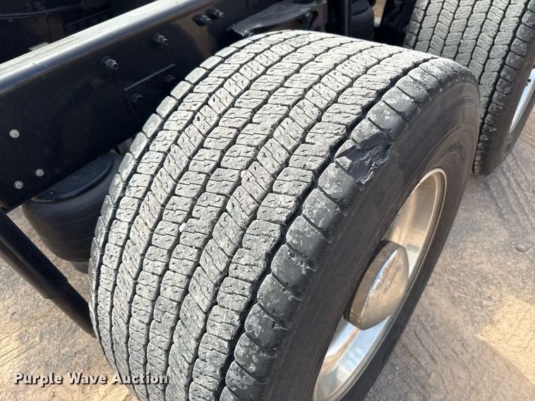 image for item EJ4598 2022 Kenworth T680 semi truck