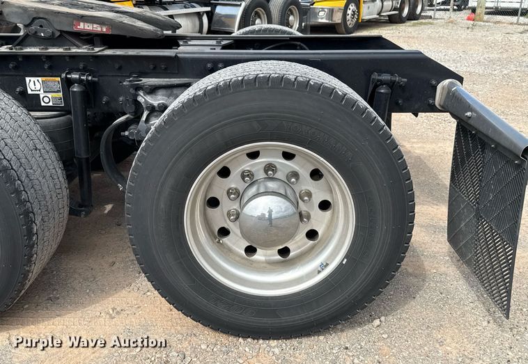 image for item EJ4598 2022 Kenworth T680 semi truck