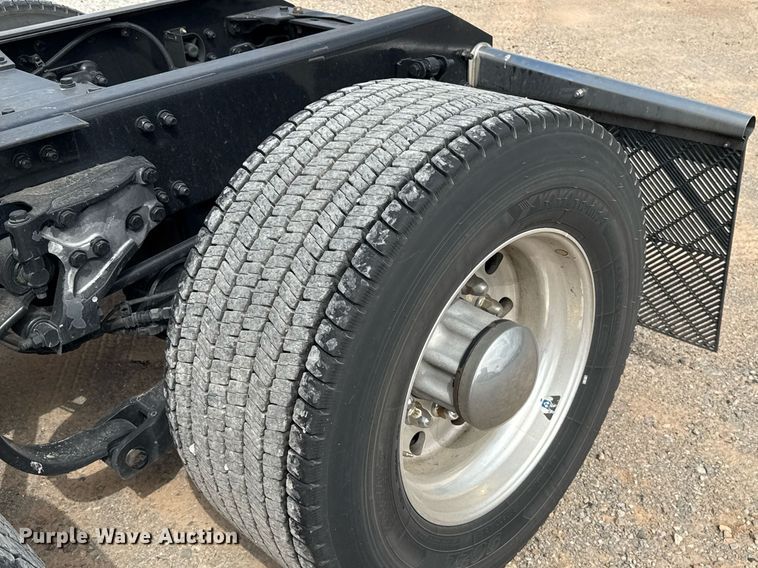 image for item EJ4598 2022 Kenworth T680 semi truck