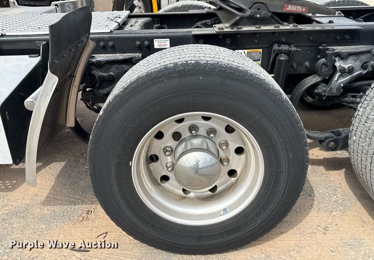 image for item EJ4598 2022 Kenworth T680 semi truck