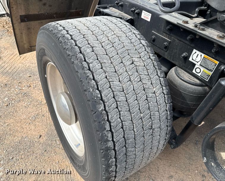 image for item EJ4598 2022 Kenworth T680 semi truck