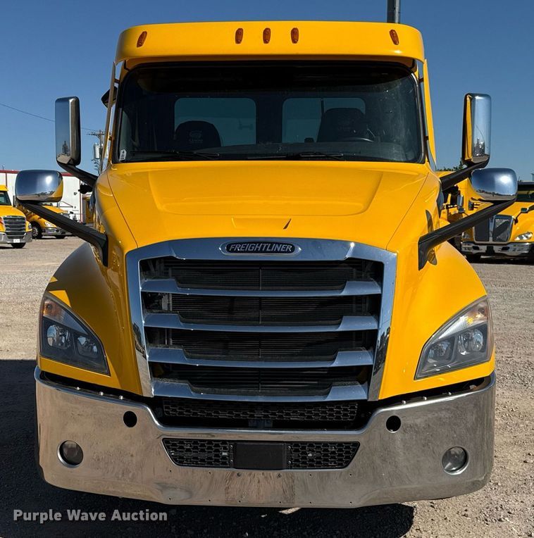 image for item EJ4599 2021 Freightliner Cascadia 126 semi truck